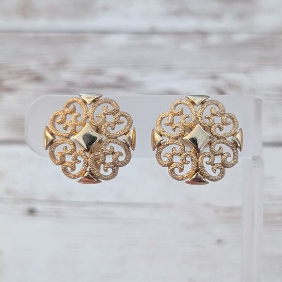 Vintage Avon Clip On Earrings Ornate Gold Tone 7/8" - Picture 1 of 5